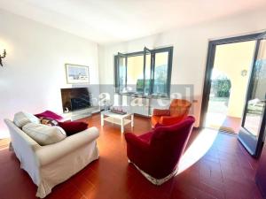 Villetta Ciro, 3 camere, giardino e parcheggio, a soli 50 m dal mare! by Alfareal