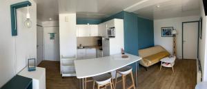 SUPERBE T3 LES PIEDS DANS LEAU, parking, piscine en été