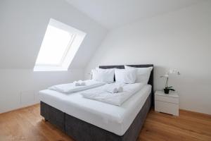 SYMPHONY Apartments 39 - Modern Loft with Terrace and Grill in Central Location