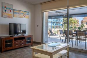 AT062 Planta baja en 1ra línea con salida a la piscina, completamente equipado