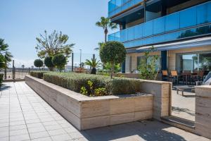 AT062 Planta baja en 1ra línea con salida a la piscina, completamente equipado