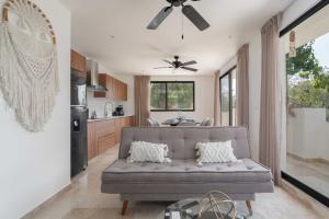 2BD with Rooftop Pool near Beach