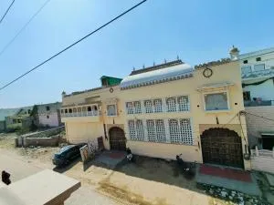 Garh Madan Heritage guest and restaurant - Sāthin