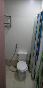 1 Bedroom Cozy Condo Unit with Netflix & Free Wifi in Trees Residences