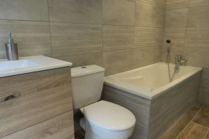 Villas Belle maison entierement renovee avec jardin, WIFI, a 400m de la mer a ST QUAY-PERROS - Ref 871 : photos des chambres