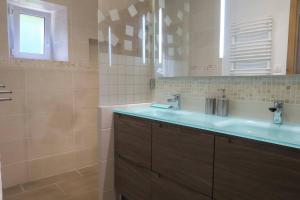 Villas Belle maison entierement renovee avec jardin, WIFI, a 400m de la mer a ST QUAY-PERROS - Ref 871 : photos des chambres