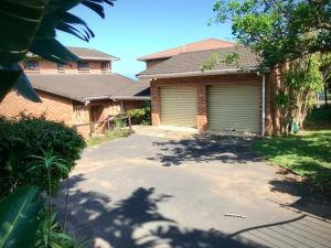 Mantis and Moon Surf Paradise & Adventure Lodge