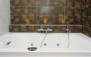 Double Room with Spa Bath room in Logis Hotel de la Nivelle