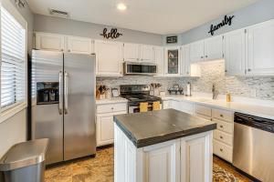 3 Mi to Boat Ramp Osage Beach Condo with Grill!