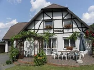 Villa Paula mit Grill, Terrasse und Garten, Pluski - Świerkocin