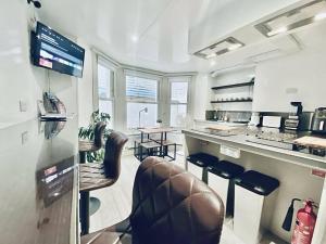 Apt 05 Stylish Studio Steps from Sea, Bars & Promenade