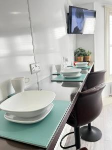 Apt 05 Stylish Studio Steps from Sea, Bars & Promenade