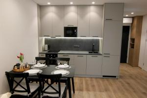 Warmzy Home - Modern 2 Rooms Apartment With Free Parking