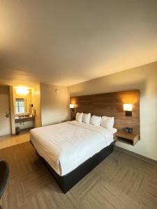 King Room - Non-Smoking room in Travelodge by Wyndham Lake Park Valdosta