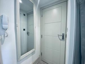 Apt 08 Beachside Beauty Central Studio Steps from Cafes