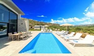 Moonlights Villas Heated Pool