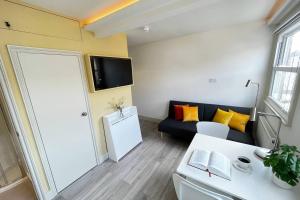 Apt 10 Beachside Beauty Lux Studio Steps from Beach