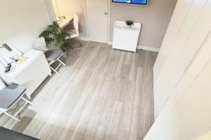 Apt 12 Luxury Living Chic Studio Steps from Beach