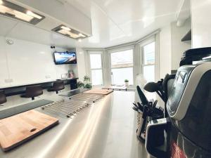 Apt 12 Luxury Living Chic Studio Steps from Beach