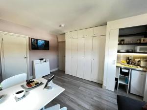 Apt 12 Luxury Living Chic Studio Steps from Beach