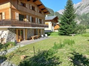 Rez-de-jardin ensoleillé, 3 pièces, proche centre et pistes, animaux acceptés - FR-1-464-206