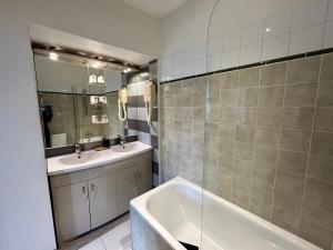 Hotels Le Richelieu Bacchus : photos des chambres