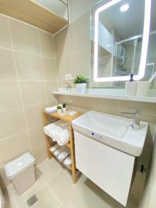 1BR w Balcony near Megamall: The Admiral‘s Lounge