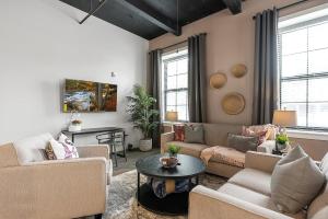 A Luxury Urban 1BR Queen Bed-Parking - Heart of Historic Germantown - Temple & LaSalle -106- Stay Long Term!