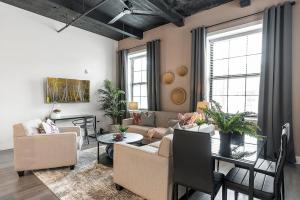 A Luxury Urban 1BR Queen Bed-Parking - Heart of Historic Germantown - Temple & LaSalle -106- Stay Long Term!