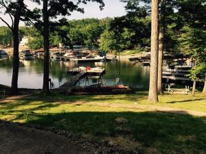 Elite Retreat for family and friends; Lake Front, launch, dock, boat slips