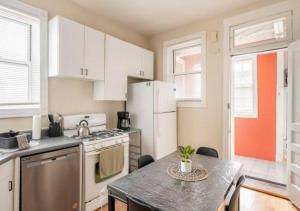 The Roscoe Village Guesthouse