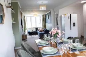 Harvard House, Stylish 3 Bedroom House in Solihull 5 mins to the NEC, BHX ,JLR with free parking - Sheldon