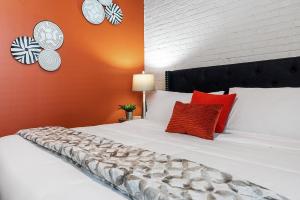 Luxury Urban 1BR King Bed-Parking - Heart of Historic Germantown - Temple & LaSalle -105- Stay Long Term!