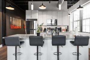 Luxury Urban 1BR King Bed-Parking - Heart of Historic Germantown - Temple & LaSalle -105- Stay Long Term!