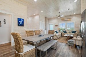 Fishful Thinking ! Pool on the waters edge