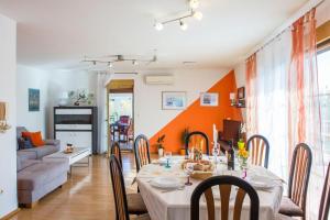 Holiday house with a swimming pool Kastel Stari, Kastela - 22832