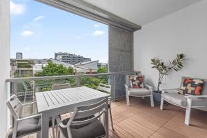 Central & Stylish! 1Bed1Bath1Car ~ 5 mins to CBD
