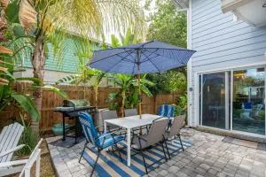 Jax Vacations 1/2 Mile to Beach, 2 bedroom townhome pet friendly - Isle of Palms South