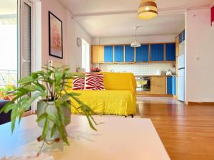 Cozy fairytal garden apartment, Family Friendly, Free parking, 15 Min to Airport