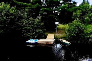Lovely Muskoka Waterfront Cottage-Hot tub & Sauna!