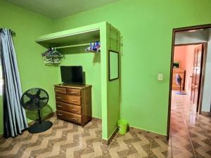 Mountain View Family Home In Town with King Suite and Midterm Available