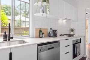 Quiet & Bright Art Deco Apartment by New Farm Park