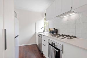 Quiet & Bright Art Deco Apartment by New Farm Park