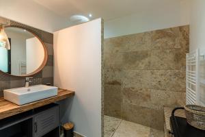 Maisons de vacances Location de charme, piscine privative et chauffee : photos des chambres
