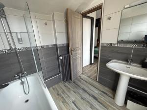 Hotels Le Richelieu Bacchus : photos des chambres