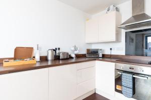 Stevenage - 2 Bedroom Apartment, Free Wifi & Balcony Upto 5 guests