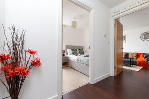 Stevenage - 2 Bedroom Apartment, Free Wifi & Balcony Upto 5 guests