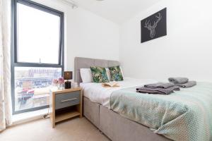 Stevenage - 2 Bedroom Apartment, Free Wifi & Balcony Upto 5 guests