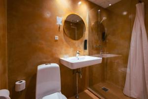 Double or Twin Room with Lake View room in Milling Hotel Søpark