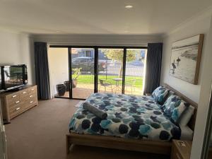 Moana Seaside Retreat - 2 Bedroom, spa , living area & pet friendly